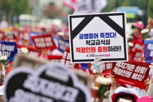 지난 10월 서울 용산 대통령실 앞 학교 급식노동자 피켓팅 장면. [사진=전국학비노조]