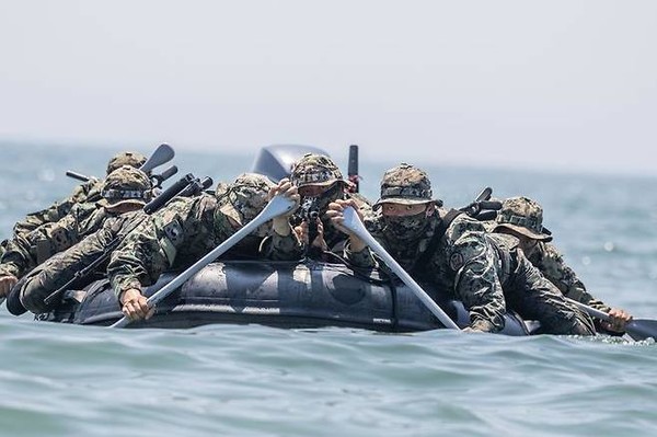 [포토뉴스] 육군 특전사, 폭염 극복 '해상침투훈련'